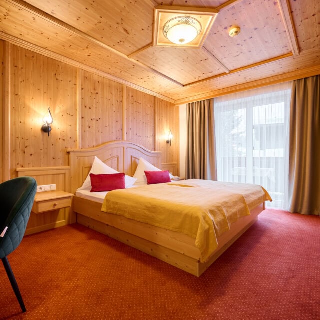 Gemütliches Hotelzimmer mit Holzdekor und Fenster