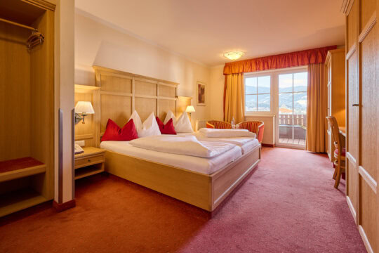 Gemütliches Hotelzimmer mit Blick auf die Berge.