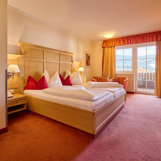 Gemütliches Hotelzimmer mit Blick auf die Berge.