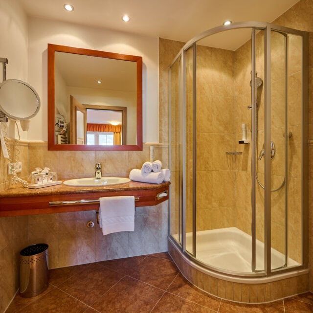 Modernes Badezimmer mit Dusche und Waschbecken