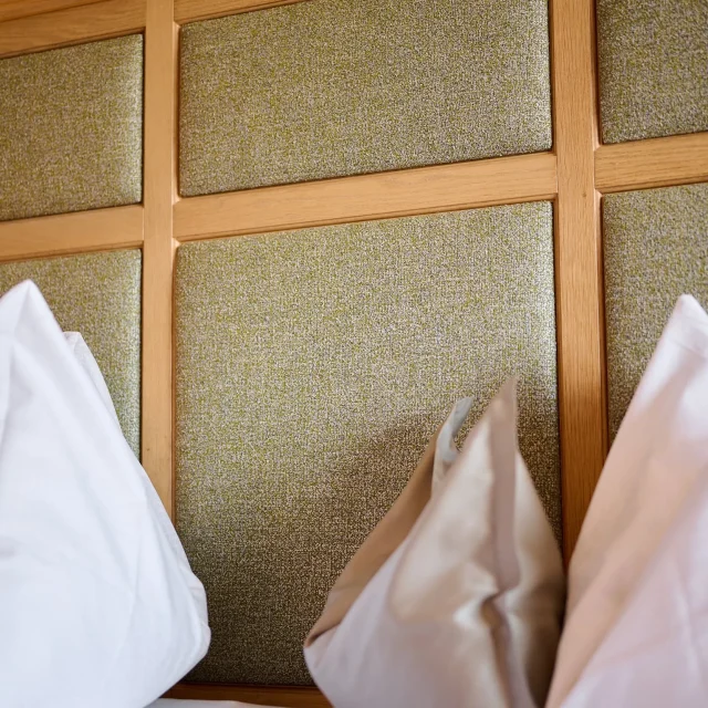 Bequeme Kopfstütze und Kissen im Schlafzimmer