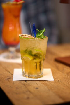 Erfrischender Cocktail mit Limette und Minze