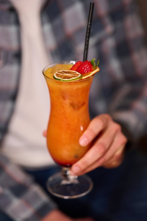 Fruchtiger Cocktail mit Garnitur in einem Glas