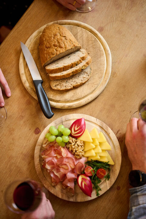 Brot und Käseplatte auf einem Tisch.