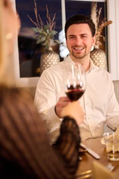 Mann mit Weinglas in einem Restaurant