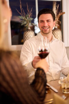Mann mit Weinglas in einem Restaurant