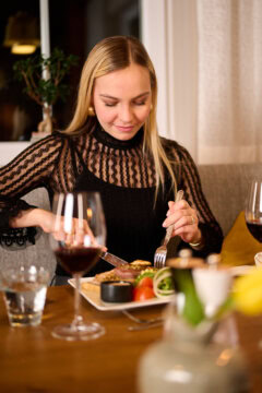 Frau genießt ein köstliches Abendessen.