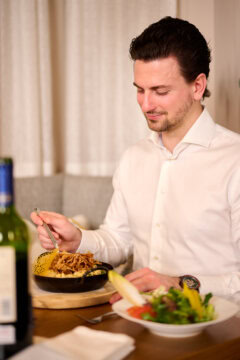 Mann genießt ein köstliches Gericht am Tisch.