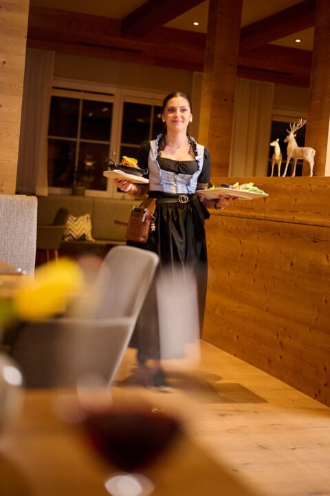 Kellnerin mit Speisen in einem Restaurant