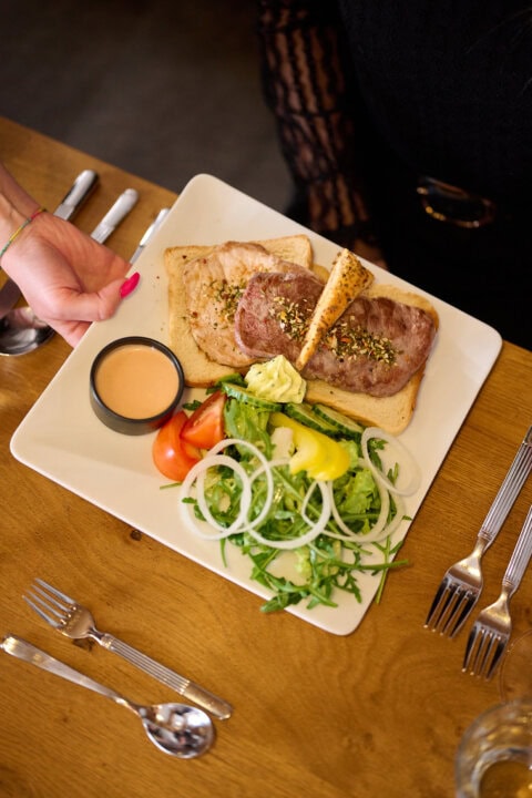 Essen auf einem Teller mit Salat und Brot