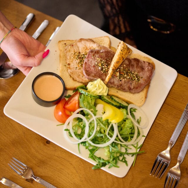 Essen auf einem Teller mit Salat und Brot