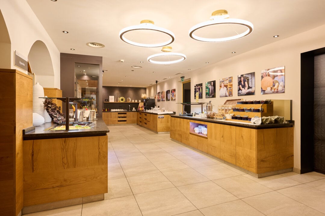 Moderne Buffet-Umgebung mit Holzdekor und Beleuchtung.