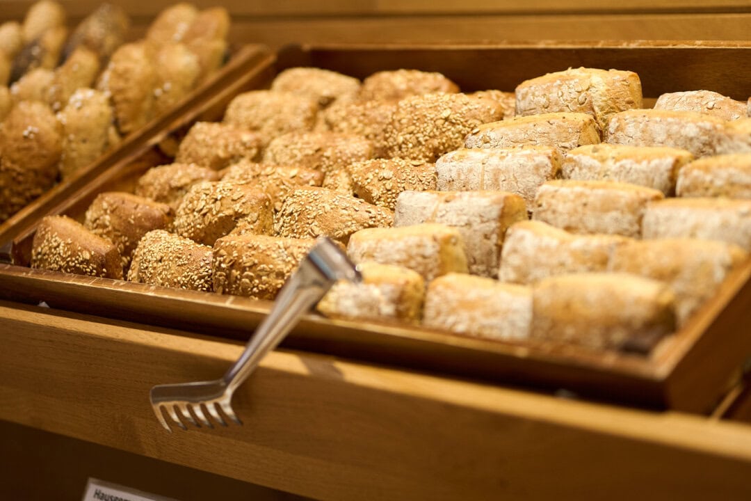 Sesambrötchen in einer Holzschale