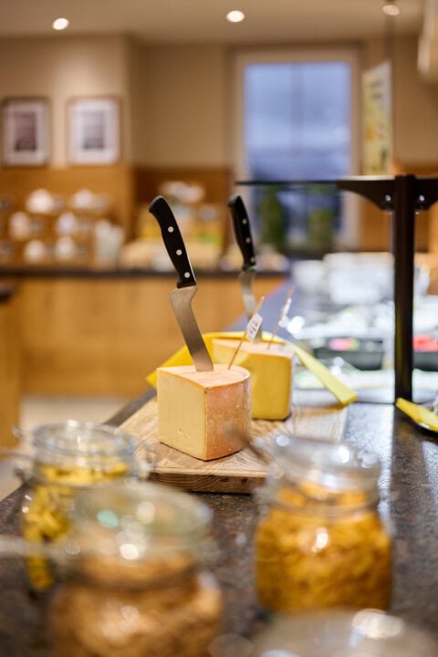 Käse mit Messern auf einem Tisch