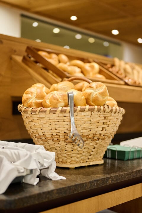 Ein Korb mit frischen Brötchen.