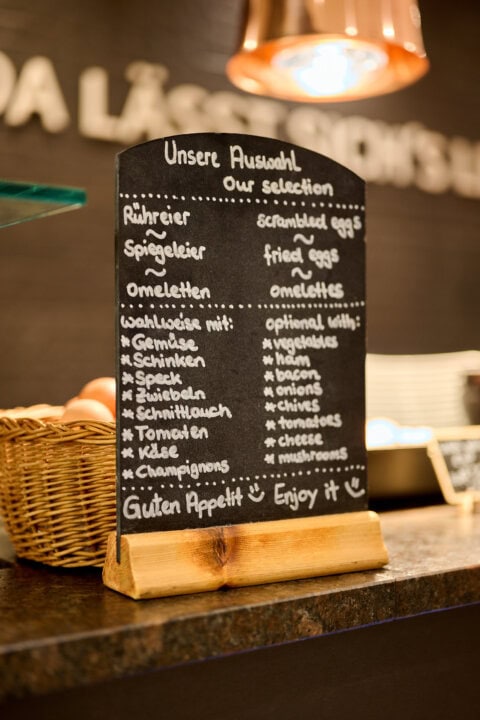 Eierspezialitäten auf einer Tafel im Restaurant