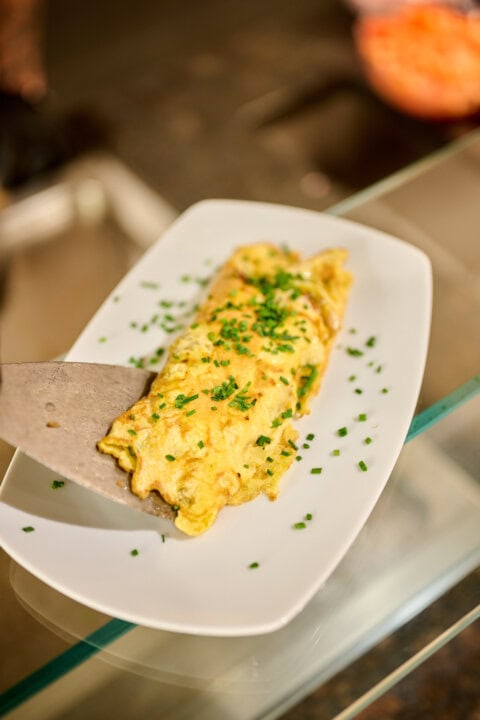 Leckere Omelette mit frischem Schnittlauch serviert