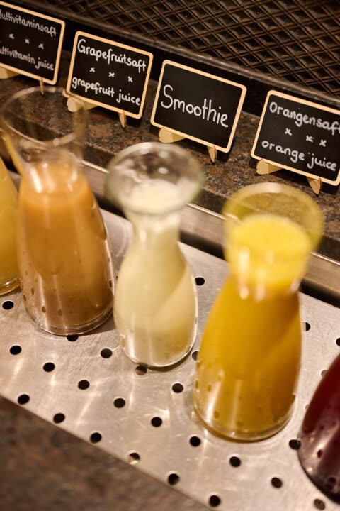 Fruchtsäfte und Smoothies in Glaskaraffen