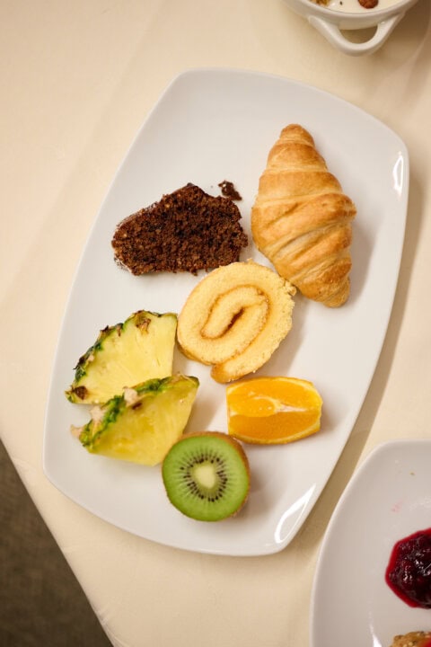 Auswahl an Kuchen und frischem Obst