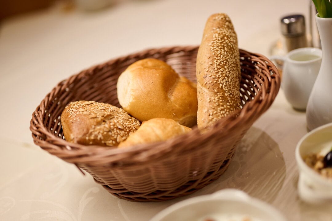 Ein Korb mit verschiedenen Brötchen