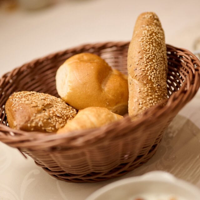Ein Korb mit verschiedenen Brötchen
