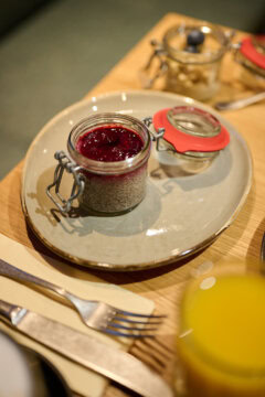 Hausgemachte Marmelade im Glas auf einem Teller