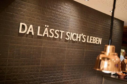Wand mit inspirierendem Spruch