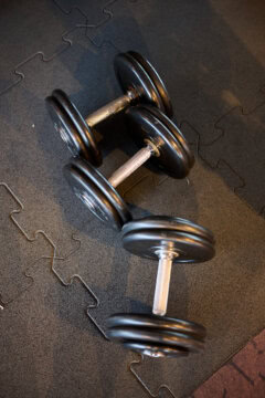 Schwarze Hanteln auf einer Gummimatte