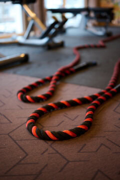 Fitness-Seil auf einer Matte im Gym