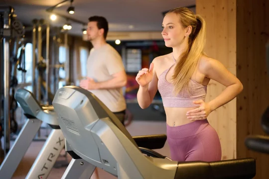 Junge Frauen beim Training im Fitnessstudio.