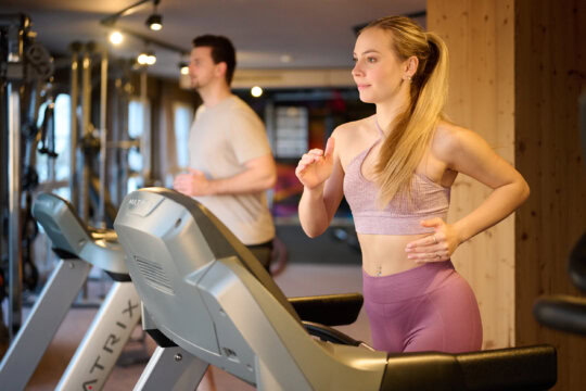 Junge Frauen beim Training im Fitnessstudio.