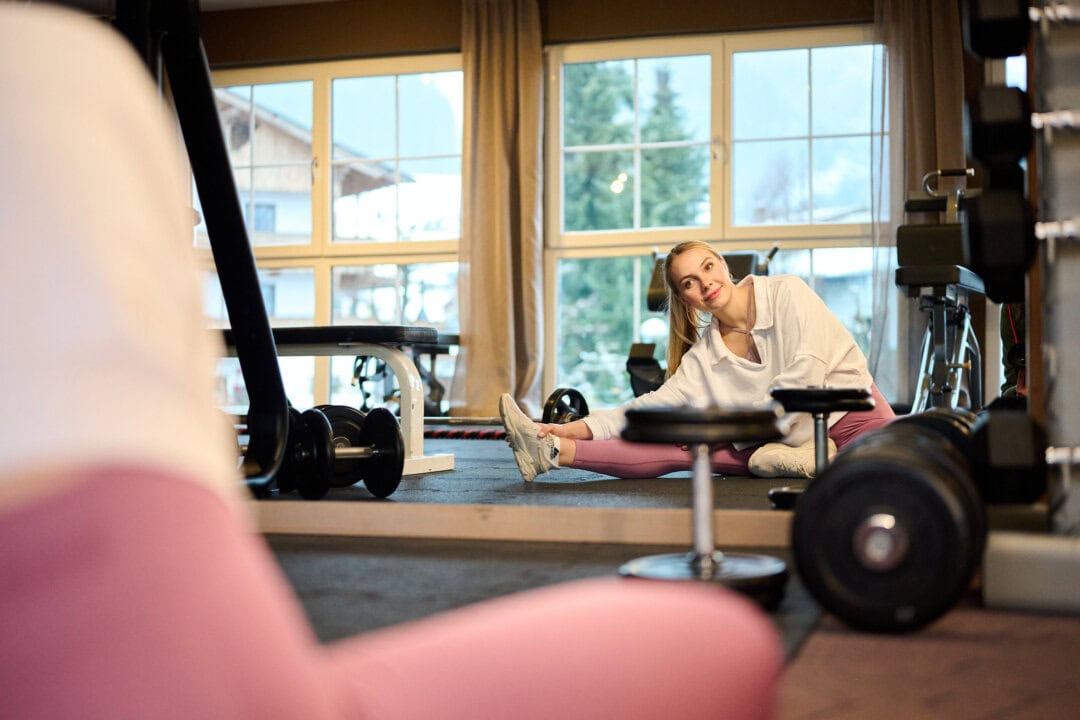 Junge Frau beim Dehnen im Fitnessstudio.