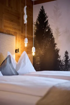 Gemütliches Schlafzimmer mit Holzvertäfelung und Beleuchtung.