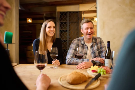 Freunde genießen Wein und Essen zusammen.