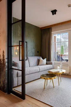 Gemütliches Zimmer mit Sofa und Tisch.