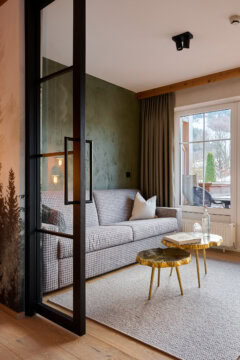 Gemütliches Zimmer mit Sofa und Tisch.