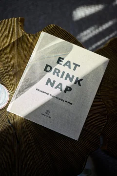 Buch mit dem Titel 'Eat Drink Nap'