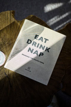 Buch mit dem Titel 'Eat Drink Nap'