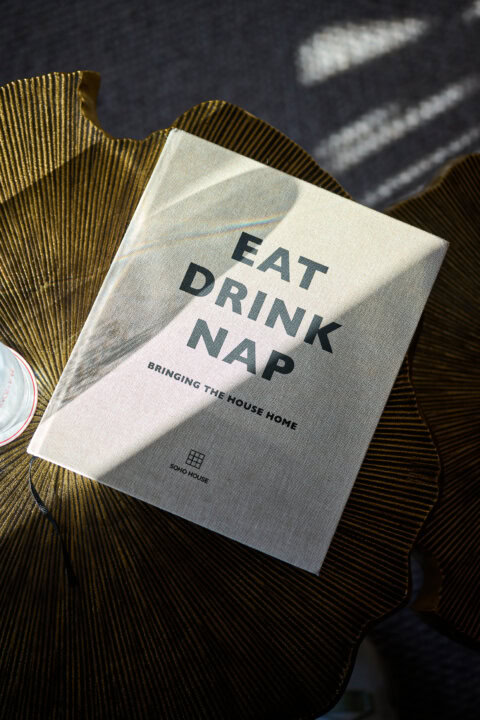 Buch mit dem Titel 'Eat Drink Nap'