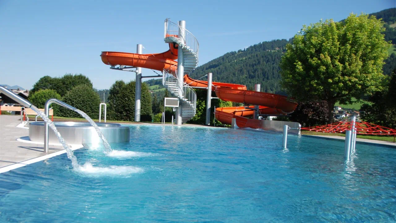 Wasserrutsche neben einem klaren Pool