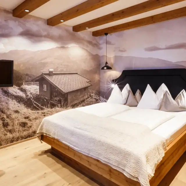 Gemütliches Schlafzimmer mit Holzdekor und Fernsehen