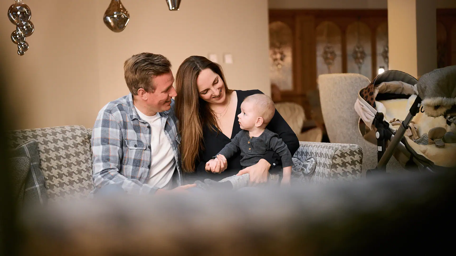 Familie verbringt Zeit mit ihrem Baby zu Hause.