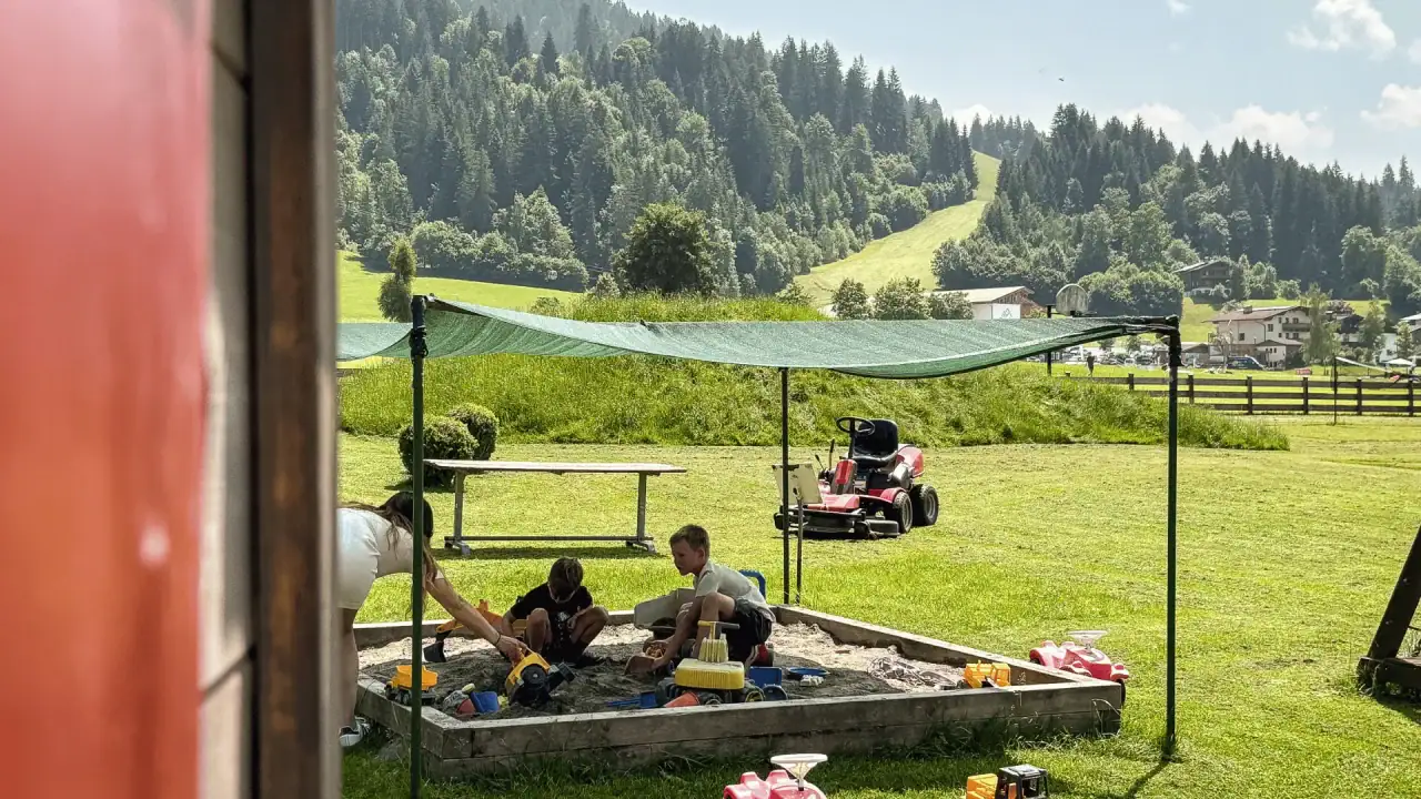 Kinder spielen im Sandkasten im Freien.