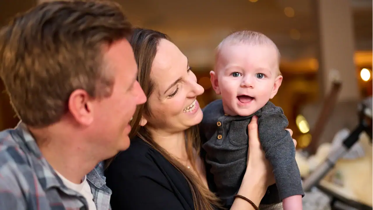 Lächelnde Familie mit einem glücklichen Baby.