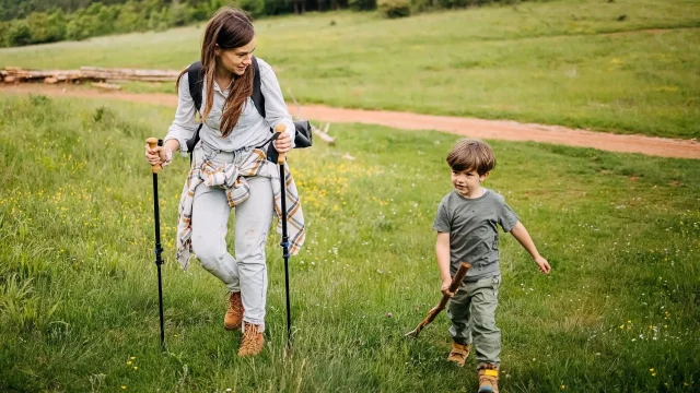 Wandernde Mutter mit Sohn in der Natur