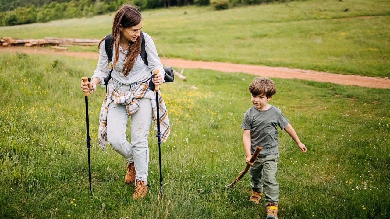 Wandernde Mutter mit Sohn in der Natur