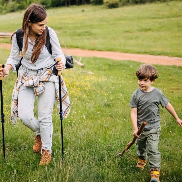 Wandernde Mutter mit Sohn in der Natur