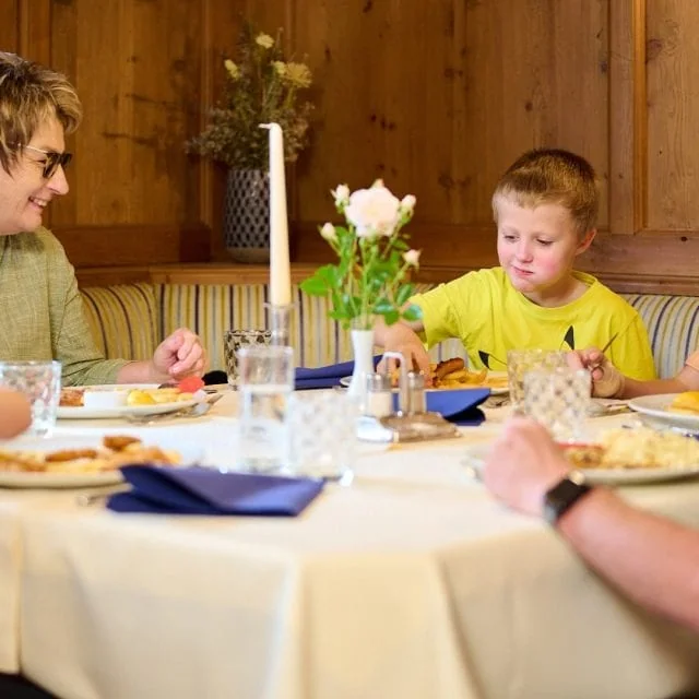 Familienessen am Tisch mit verschiedenen Gerichten.