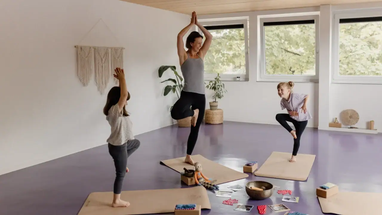 Yoga-Praxis mit Erwachsenen und Kindern im Raum.